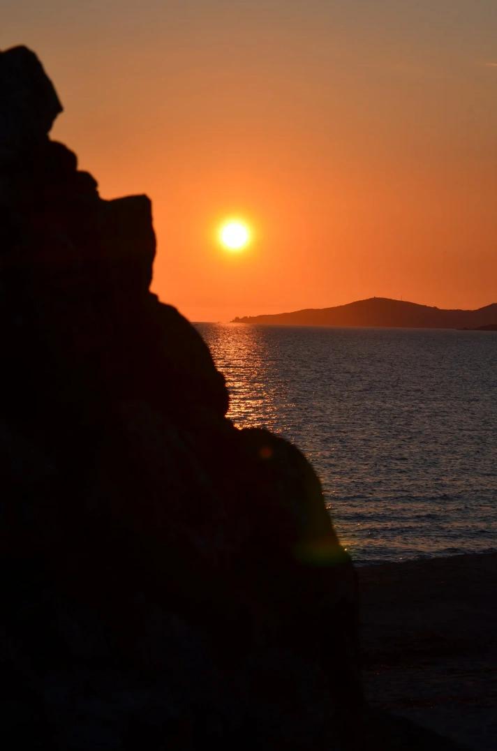 Promenade en mer au coucher du soleil 
