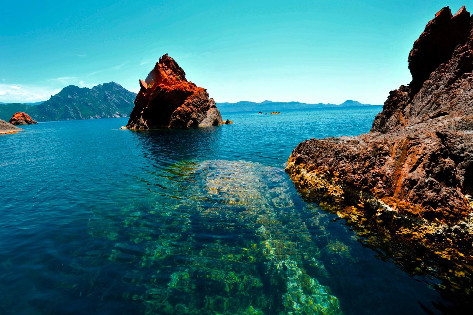 L'eau turquoise de la réserve de Scandola
