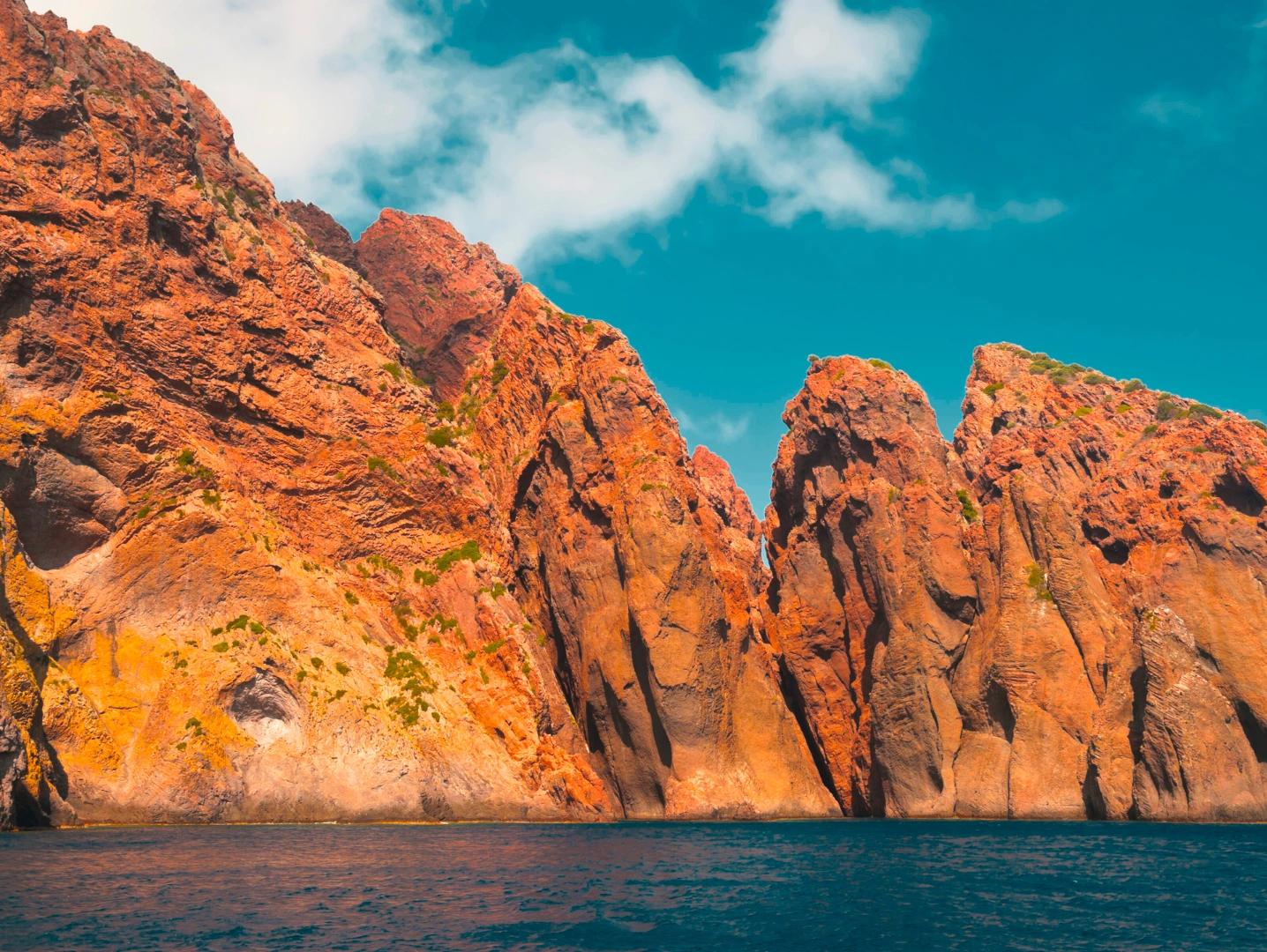 Les roches rouges de la réserve de Scandola